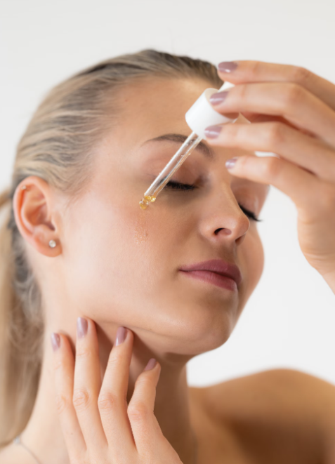 봄철 피부관리, 로션 바르는 사진