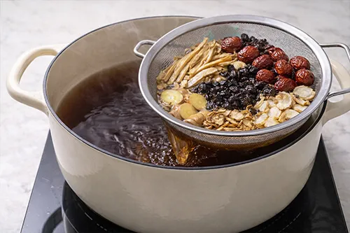 쌍화차 재료 건져내기