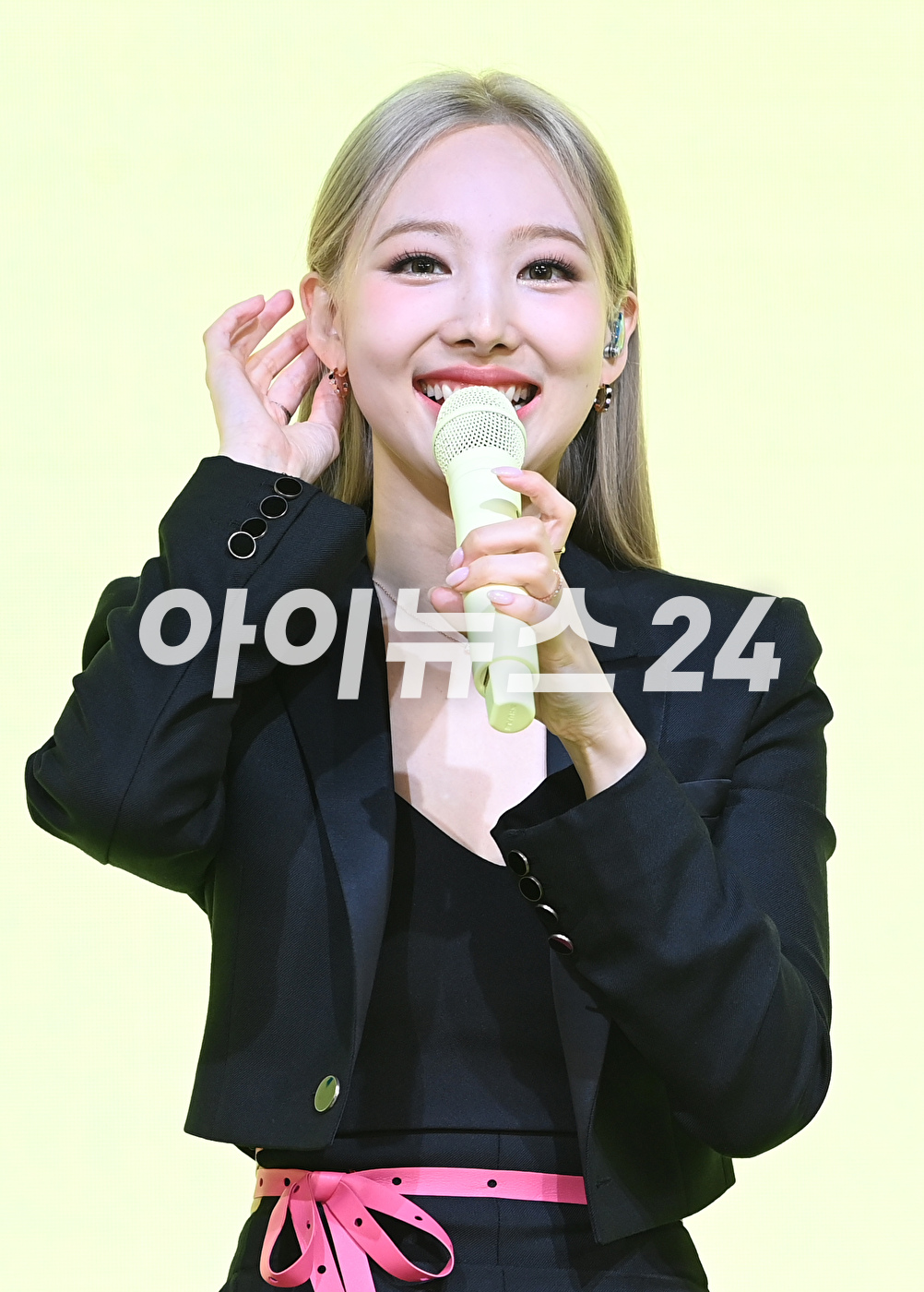트와이스 나연이 24일 오전 서울 여의도 페어몬트호텔에서 진행된 첫 솔로 앨범 '아이엠 나연(IM NAYEON)' 쇼케이스에 참석하고 있다. [사진=정소희 기자]