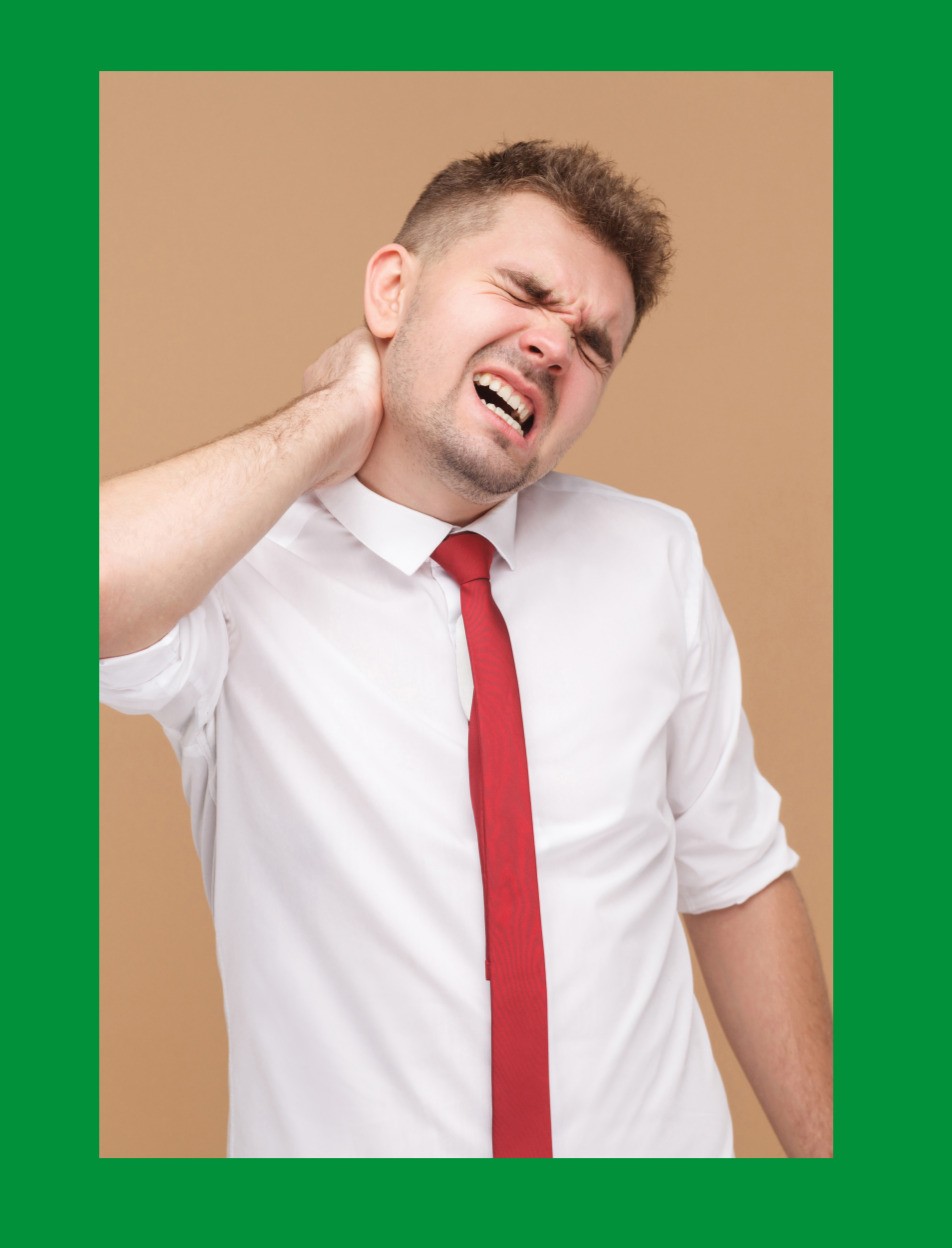 목을 뻐근해하는 남자 사진