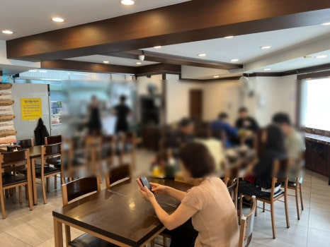 해운대밀면 1층 내부 만석 모습과 바쁜 분위기
Photo of Haeundae Milmyeon 1st floor interior, showing a busy and full restaurant