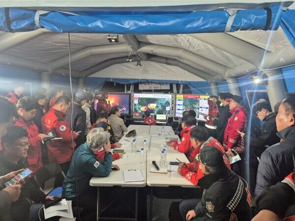 계속되는 강풍 속 산청 산불, 대원 2명 사망 2명 실종…