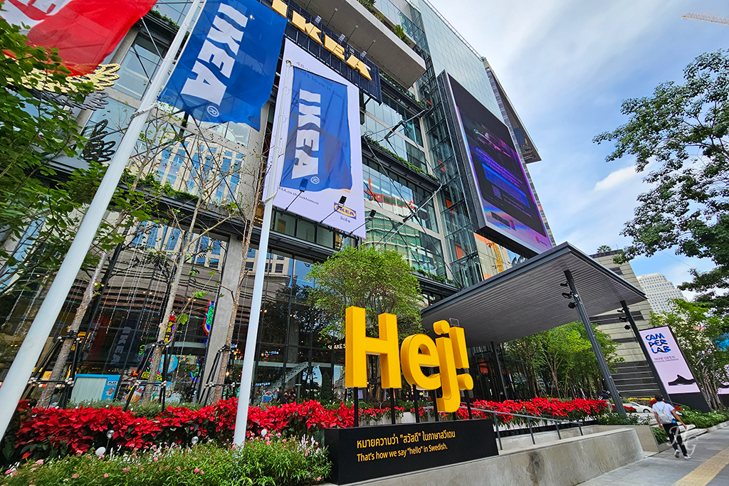 태국 방콕 이케아 수쿰빗점 IKEA Sukhumvit 휘날리는 이케아 깃발과 Hej!