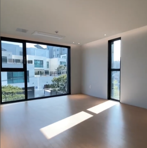 2층 방, 아침 햇살을 맞으면 침대에서 일어날수 있는 구조로 드라마 같은 느낌을 받을수 있는 구조로 되어 있어요