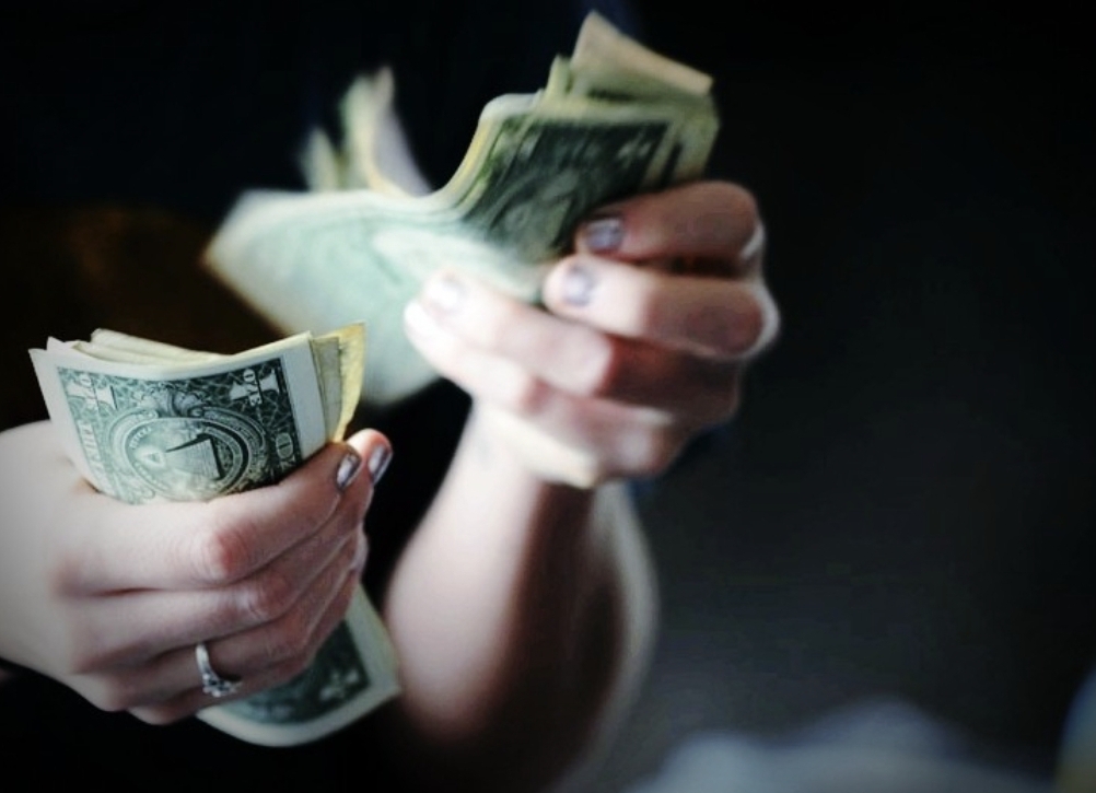 돈을 세는 있는 모습