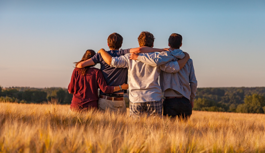 요즘 청소년, 사춘기 어떻게 다를까? 친구들이 어깨동무하고 있는 사진
