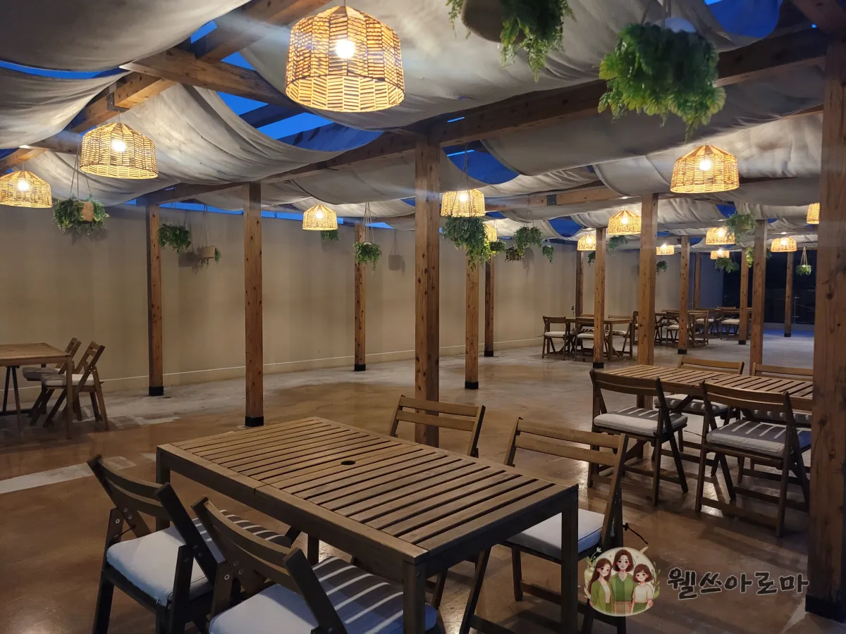 사하구-카페시온-2층테이블모습