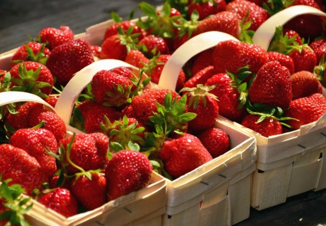 2월 제철음식 딸기가 담긴 바구니
