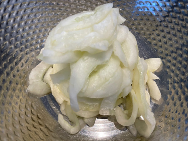 물기 뺀 노각 볼에 담아 무치기 시작