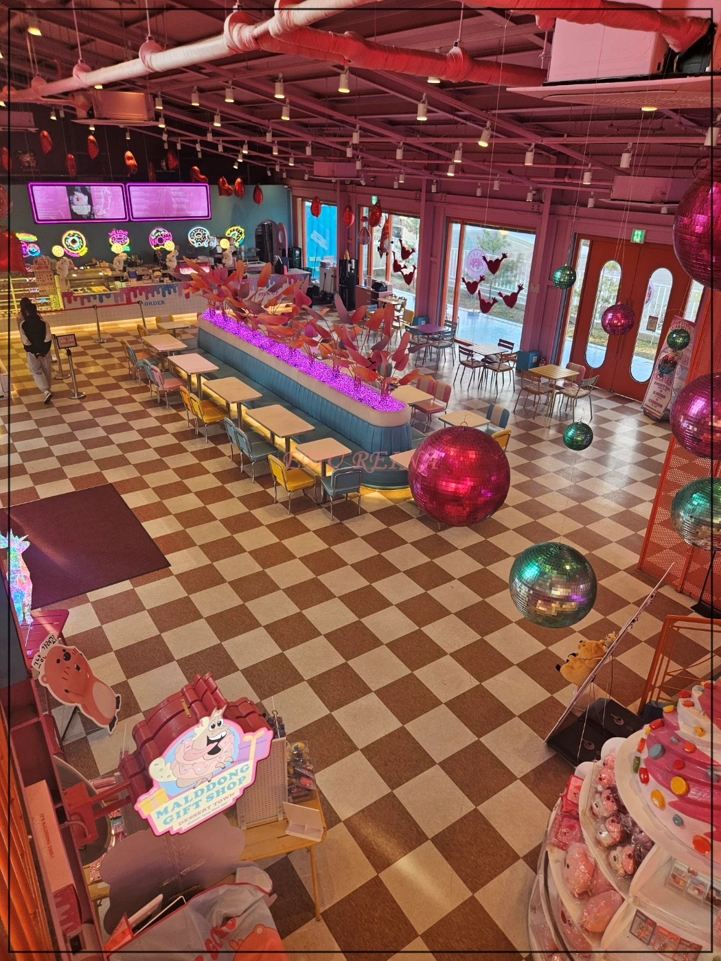 파주-말똥도넛-디저트-타운-1층-전체