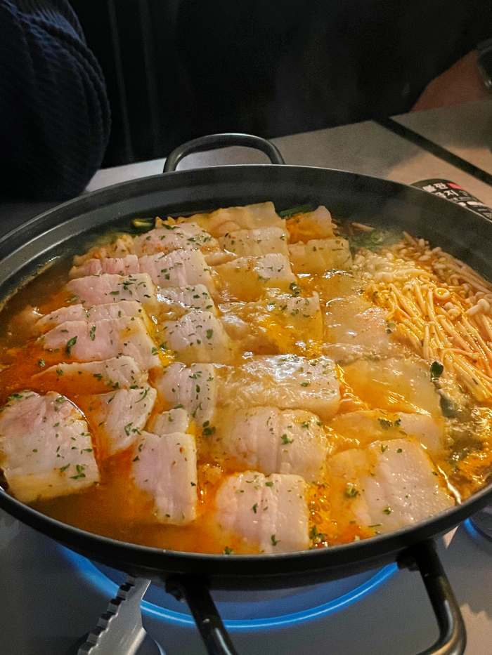 홍대입구 맛집 추천 생방송투데이 서양식 돼지국밥 수비드 삼겹 물수육 오늘방송 리얼맛집