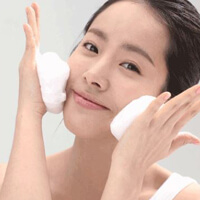 여드름-없애기-위해-세안하는-여성