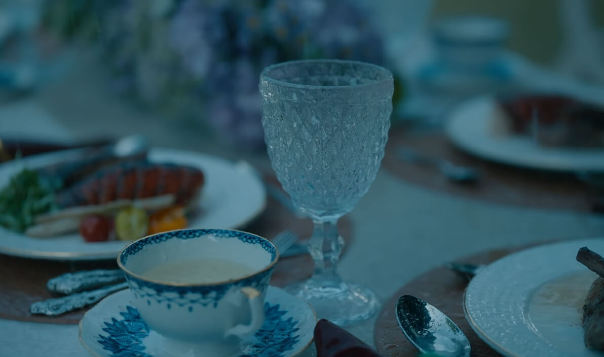 비에 젖고 있는 음식들