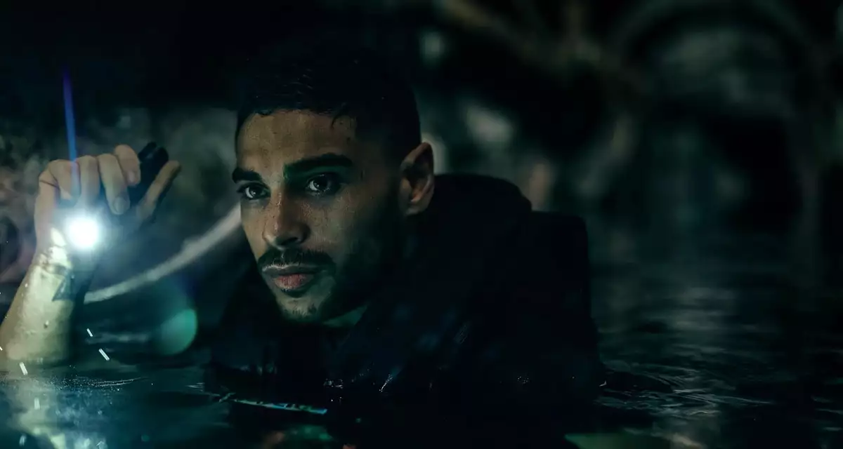 상어작전을 돕는 아딜