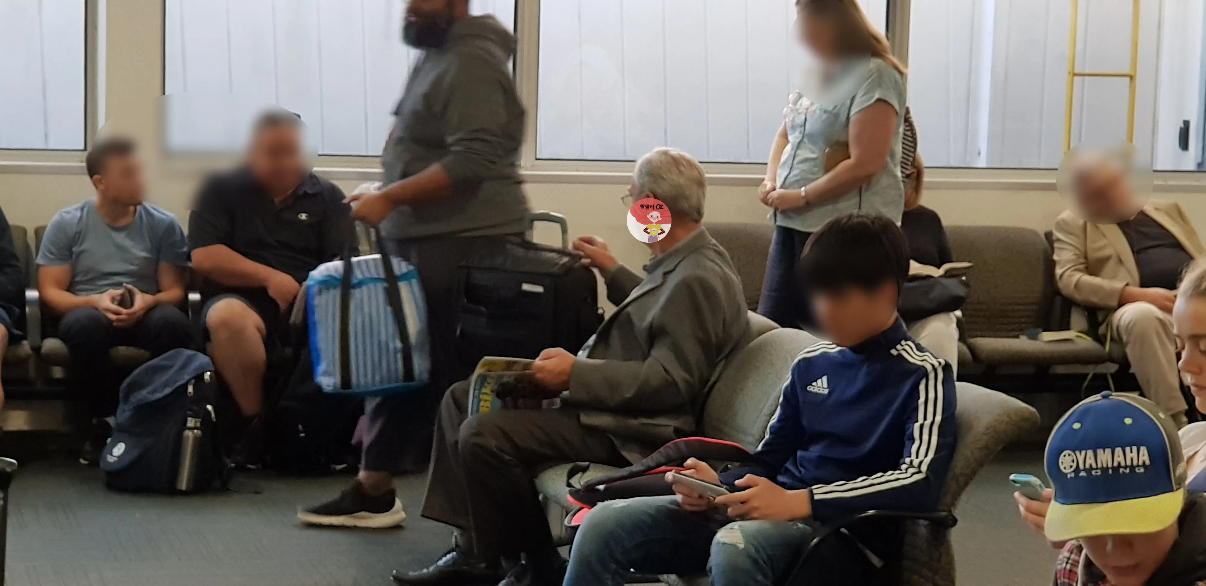 공항 탑승 대기실에서 여행객들이 비행기 출발을 기다리는 모습, 다양한 사람들의 일상적인 여행 풍경