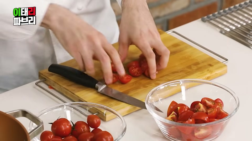 방울토마토를 반으로 자르는 장면