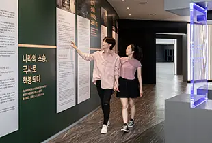 전시장 구경하는 커플