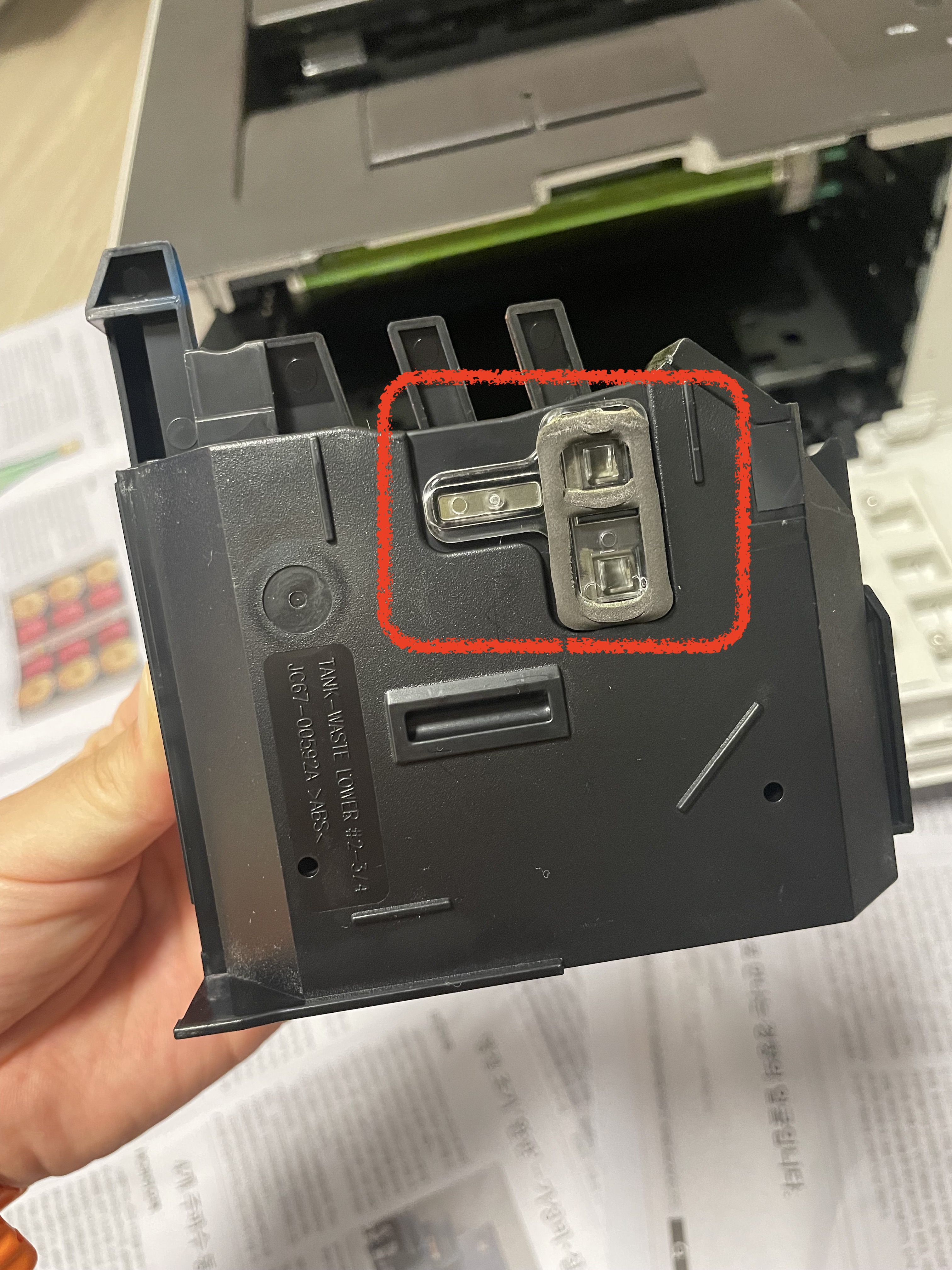 센서가 빨간색 네모로 표시된 삼성프린터 폐토너통 사진