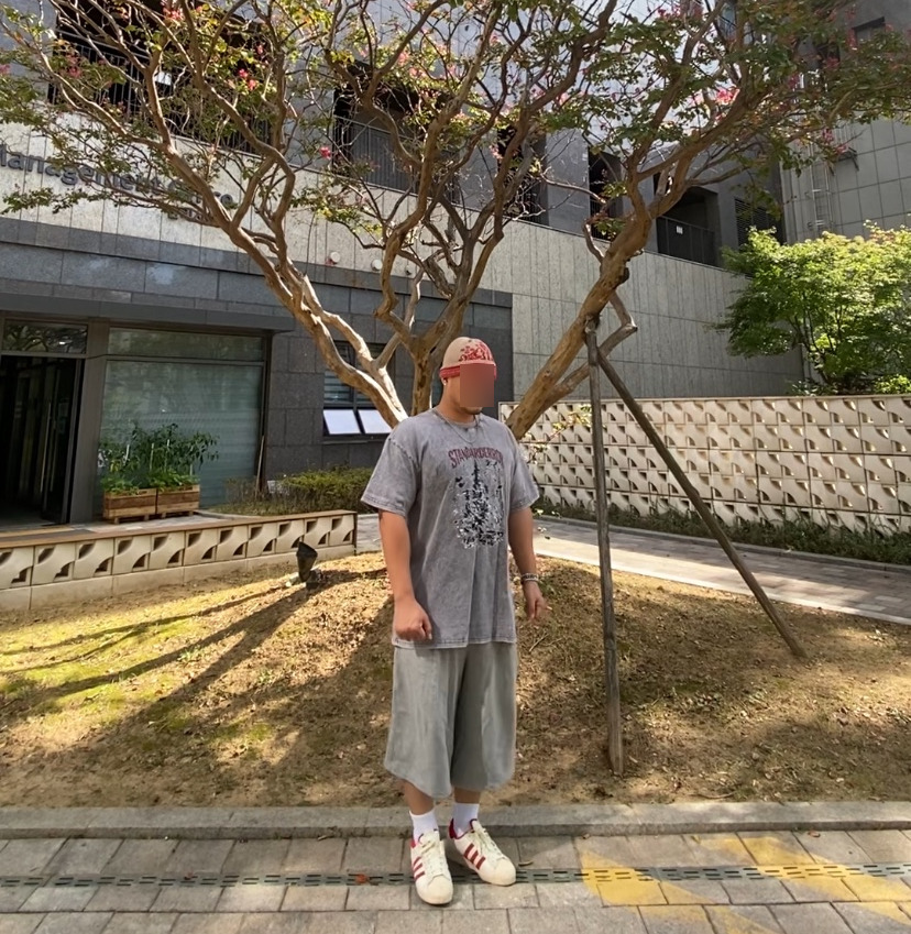 데일리룩('26. 9. 20.)오가프 노르딕패턴 자카드 울 니트 비니, 스탠다드에러 피그먼트 티셔츠, 무신사스탠다드 와이드 버뮤다 팬츠, 갓디스 삭스, 아디다스 슈퍼스타 82레드