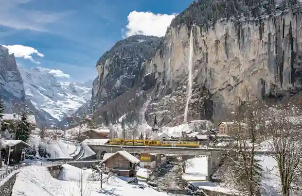 스위스 트래블 패스로 이용 가능한 기차와 아름다운 스위스 산악 지대 풍경