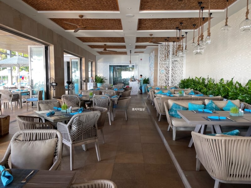 나트랑 미아 리조트 - 더 키친 식당 테이블 전경