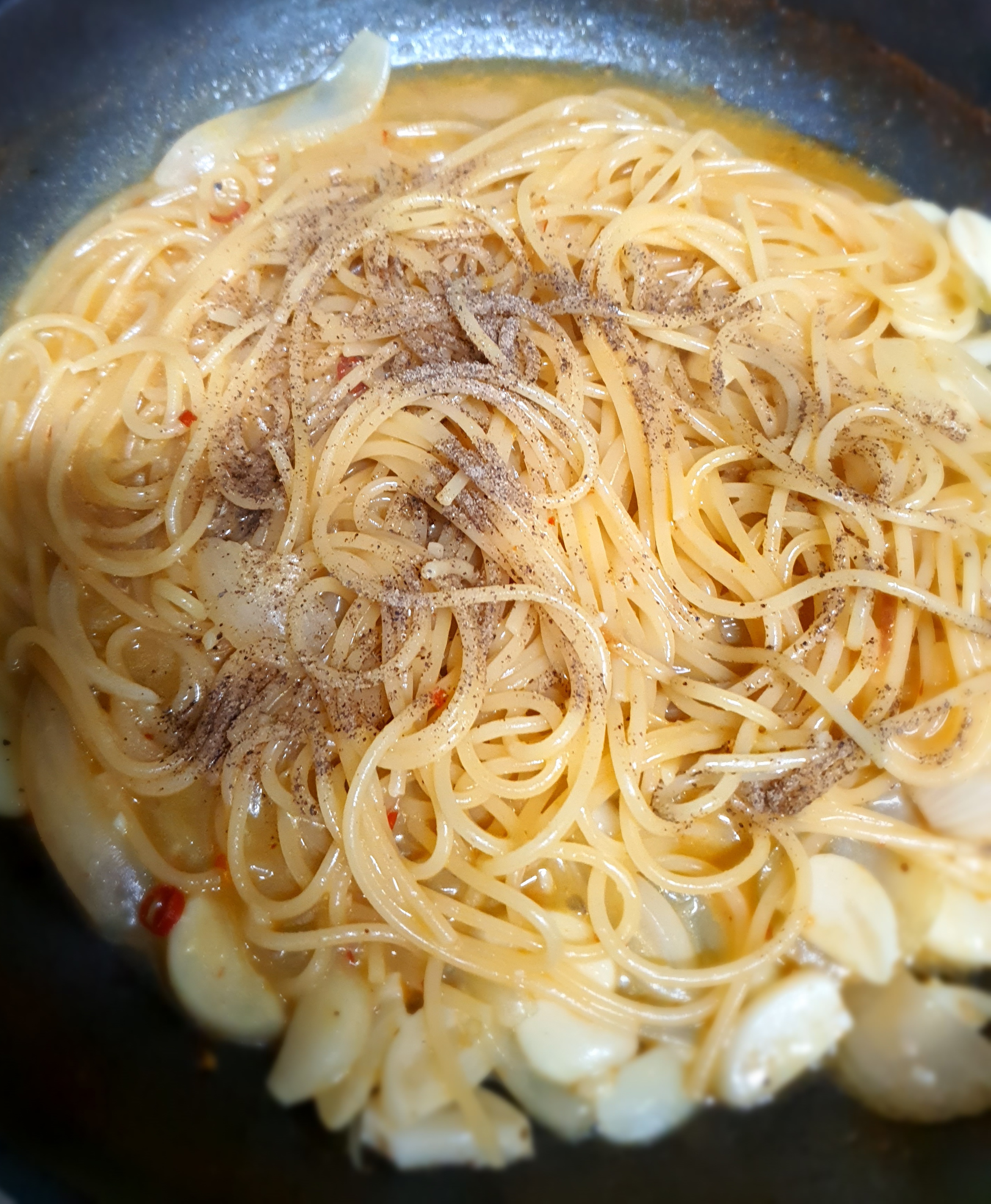 물이-졸아들면-후추가루를-뿌려요.