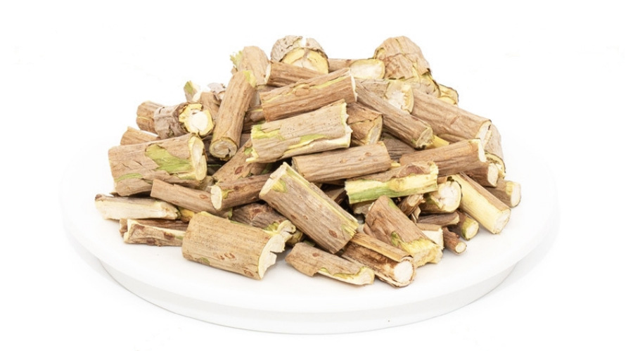 야생에서 채취를 한 접골목을 깨끗하게 세척한 후에 크게 잘라 놓은 것을 하얀 바닥 위에 동그랗고 하얀 접시 위에 수북하게 놓아두고 찍은 사진