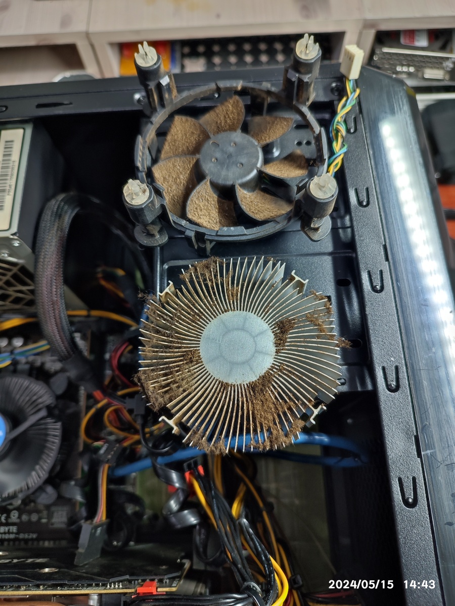 기존의 인텔 CPU가 담배 연기로 많이 오염된 상태입니다.