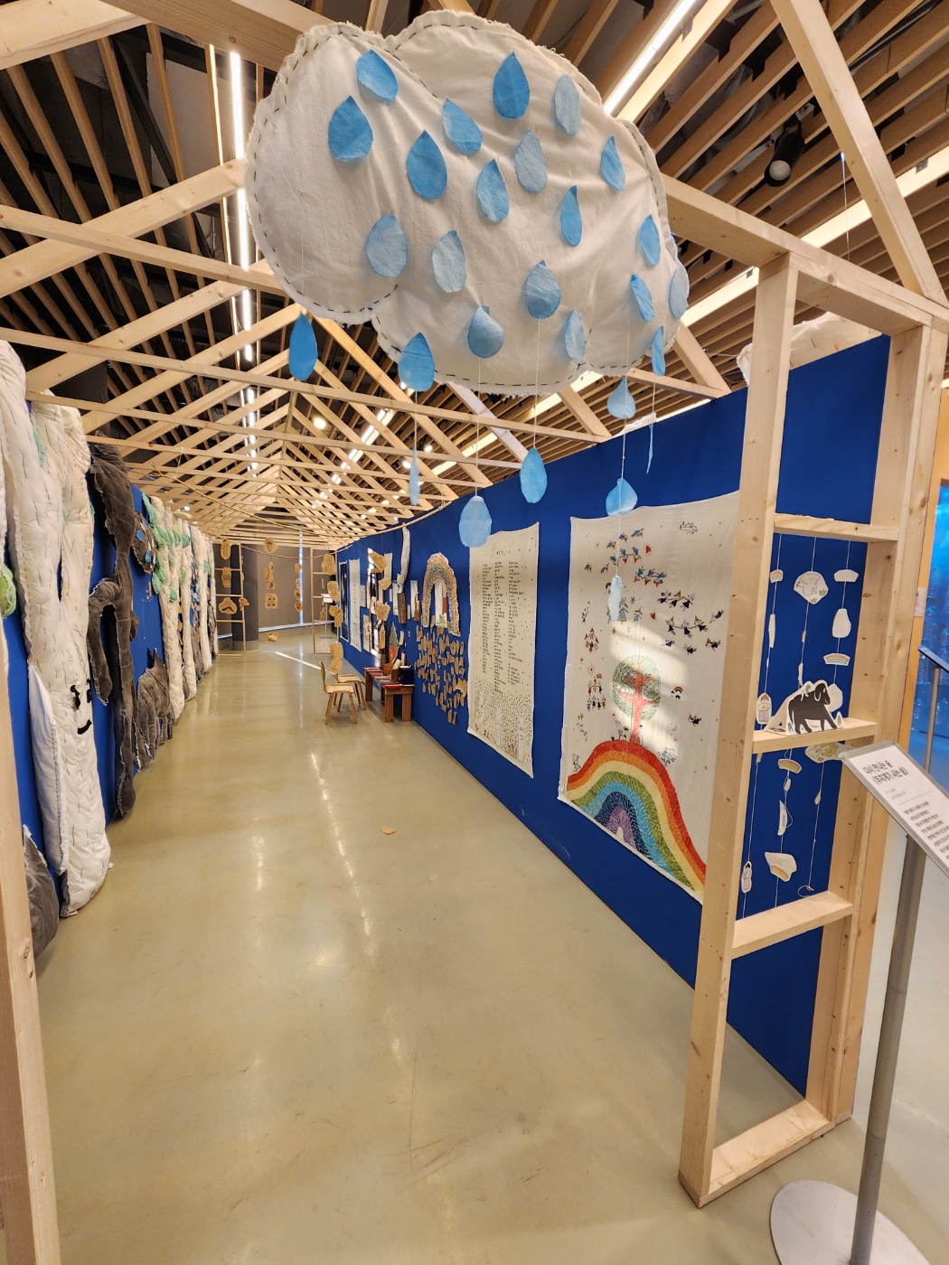 오래된 천과 이불 솜등에그림을 그리거나 꼬매고 오려서 만든 전시장