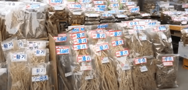 시장에 한약재가 진열되어있는 모습