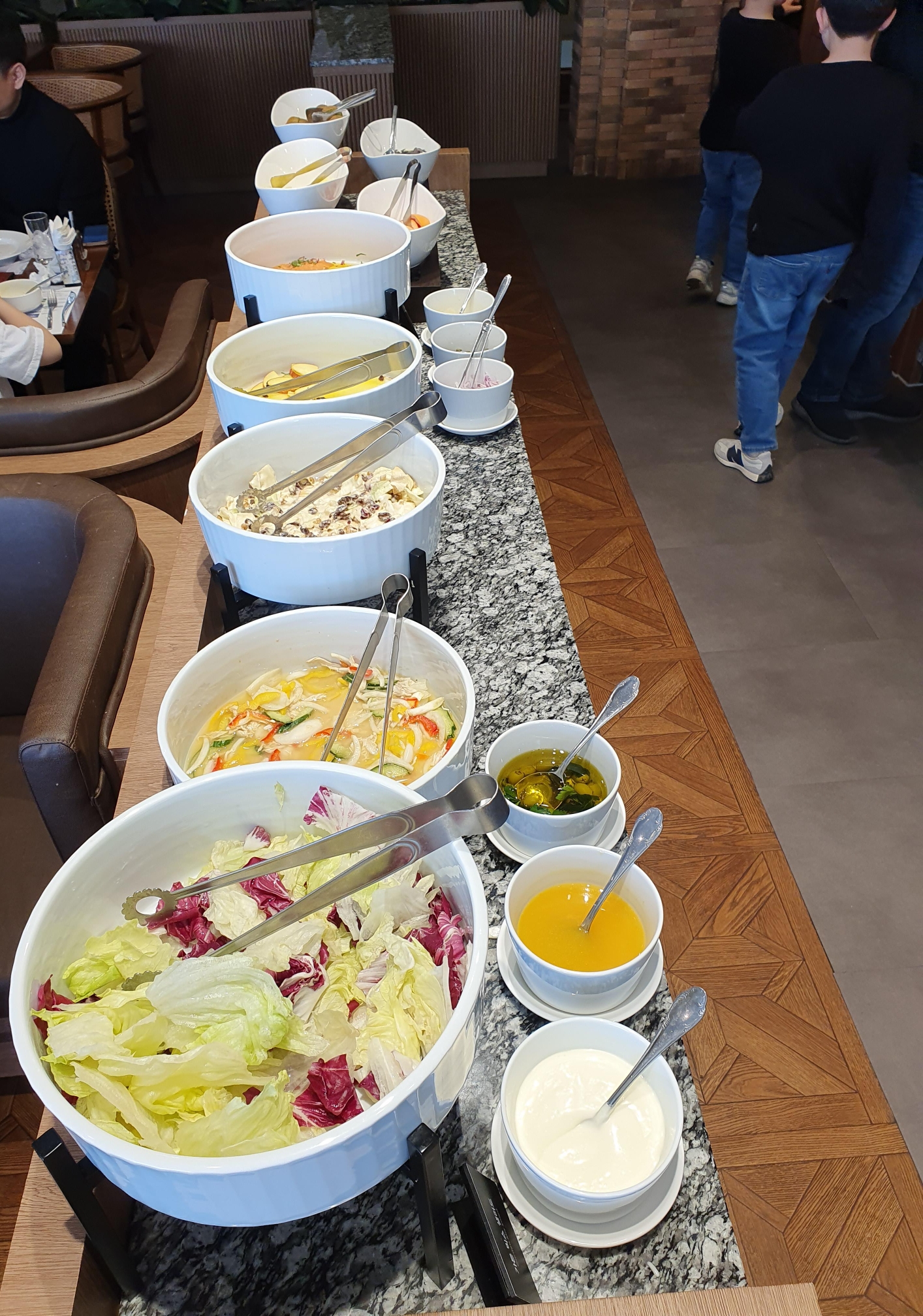 켄싱턴 리조트 멤버스라운지 조식 음식을 한번 볼까요?