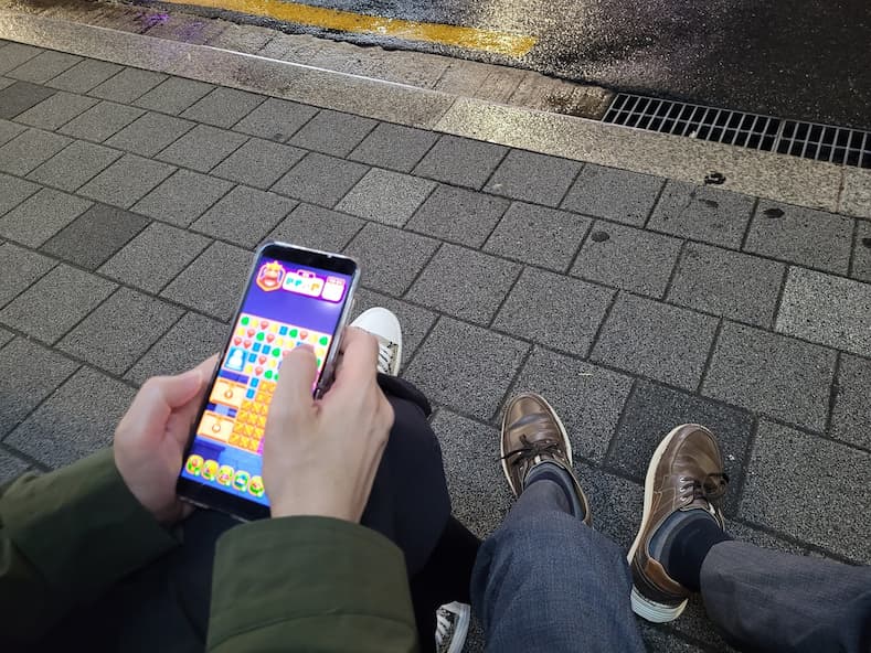 스마트폰으로 게임을 하는 모습