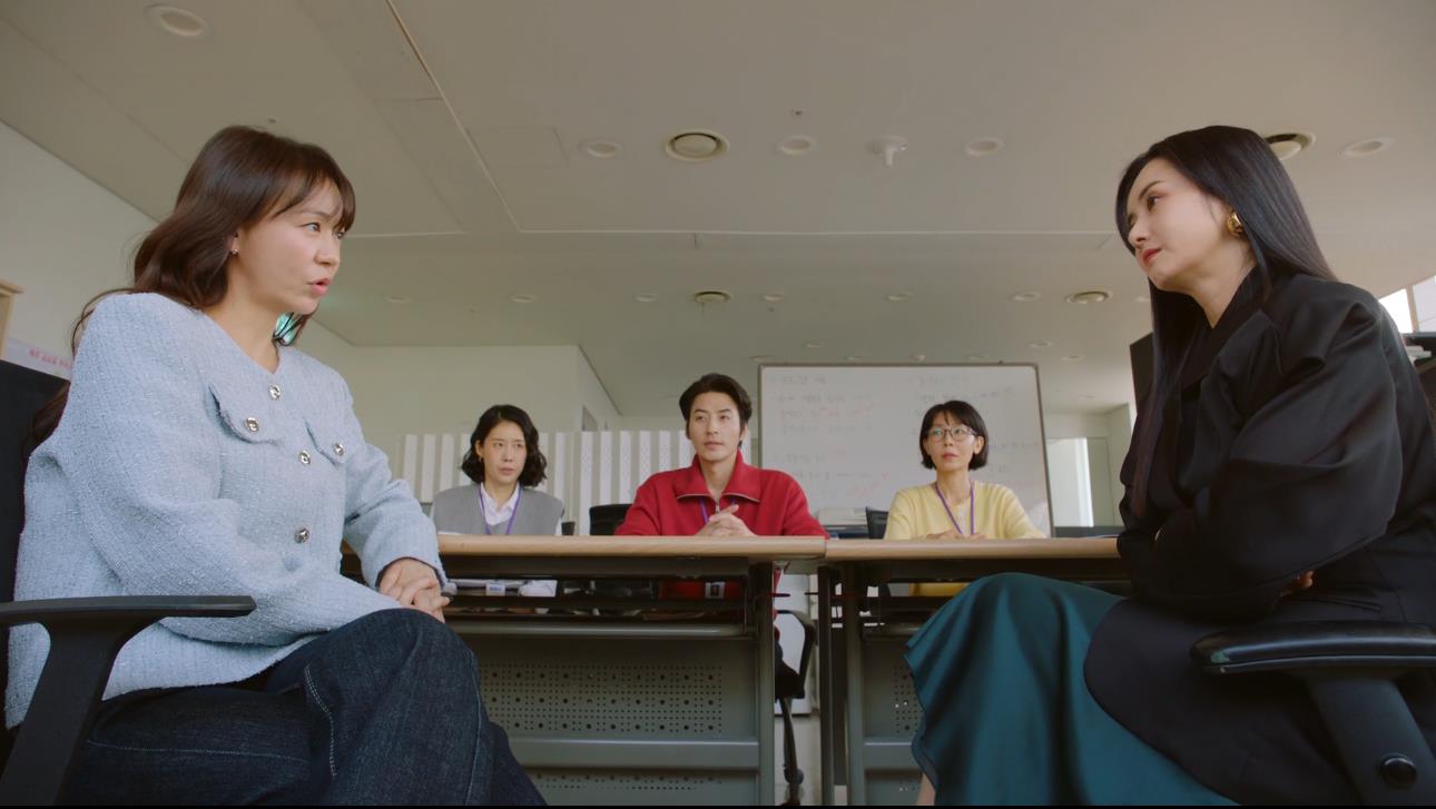 서로 대결하기 전에 기싸움을 하는 두 여자