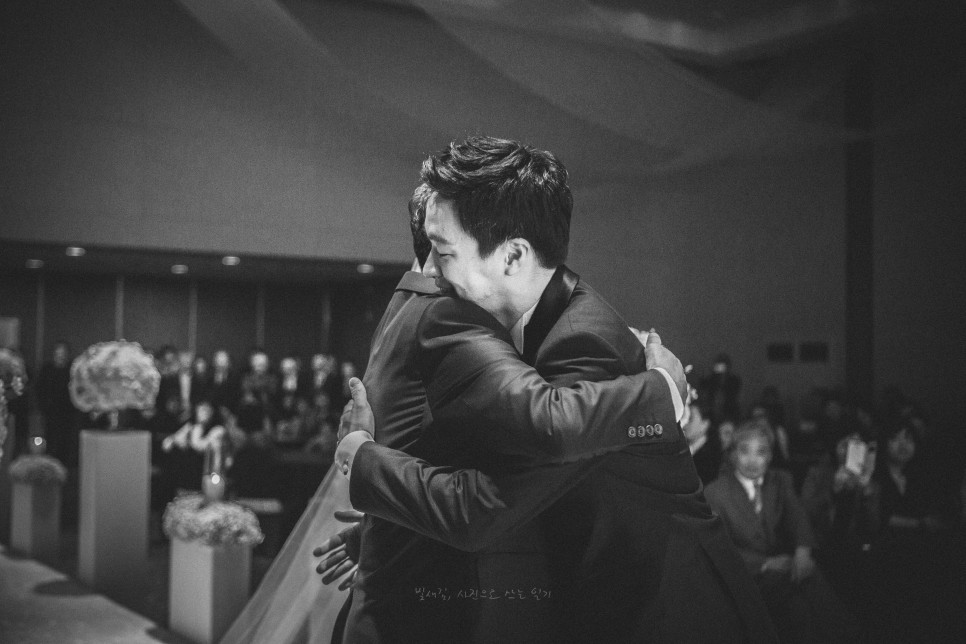 신부 아버님과 포옹