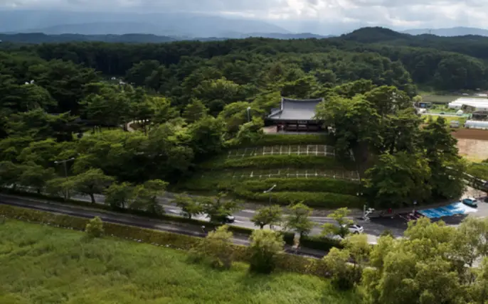 계단식 논밭 위 숲에 둘러싸인 경포대