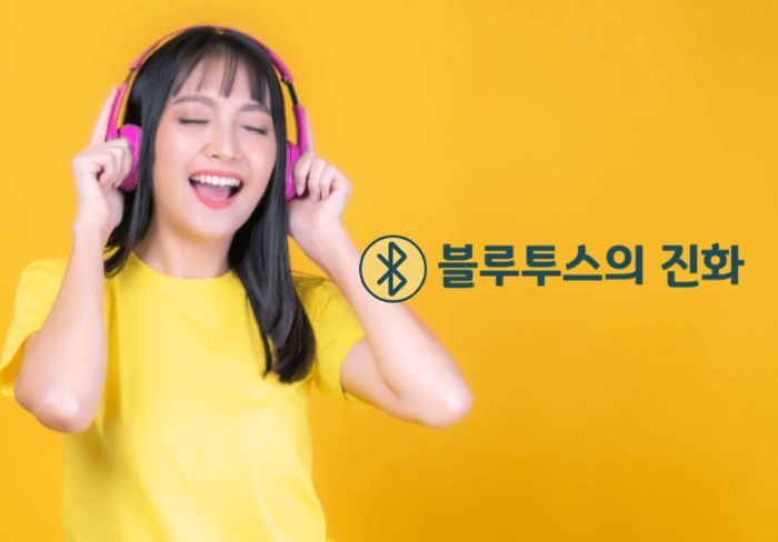 블루투스 헤드셋으로 노래부르는 여자 이미지