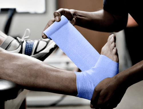 발목테이핑하는 모습