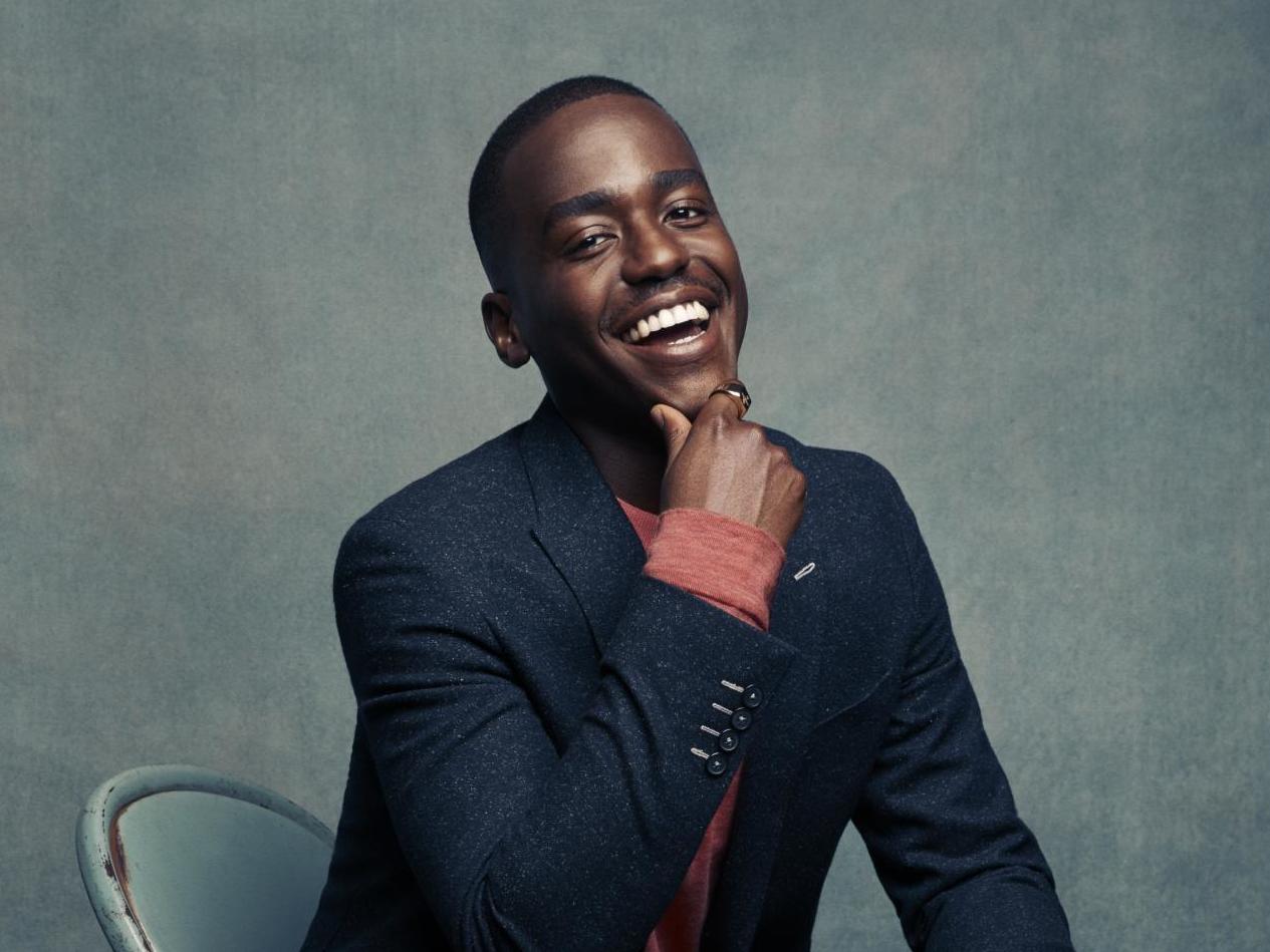 슈티 가트와가 활짝 웃고 있는 사진