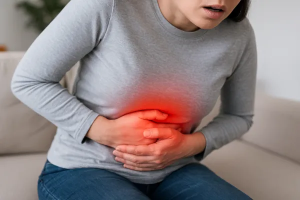 복통을 겪는 여성의 모습