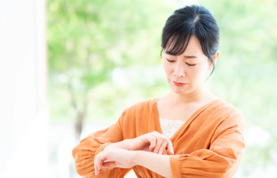 피부를 긁는 여성