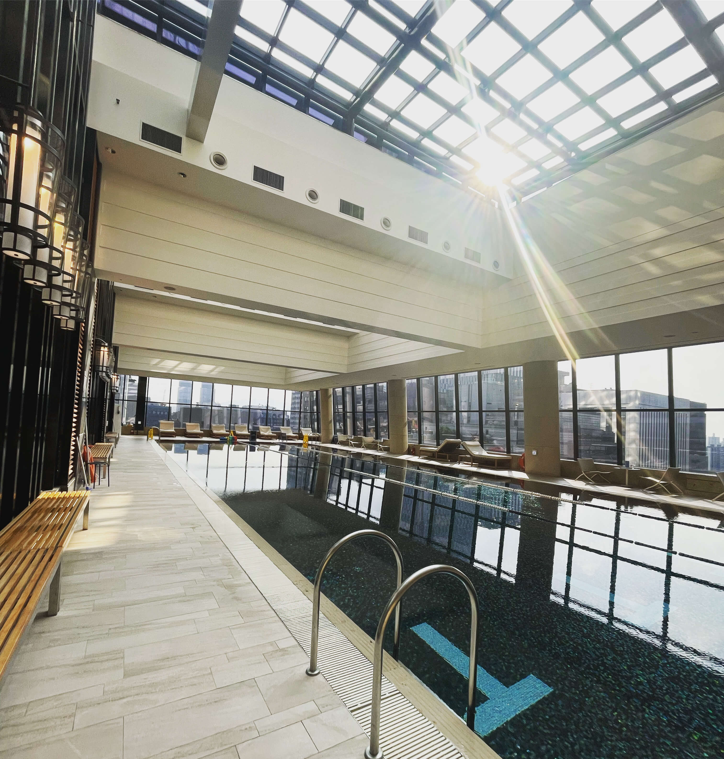 콘래드호텔 수영장 전경