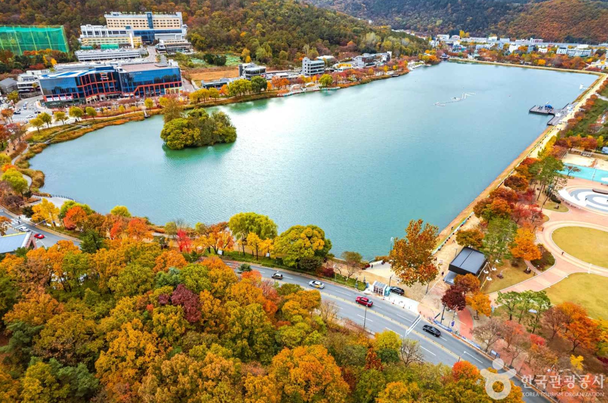 가을의-정취가-느껴지는-수성못