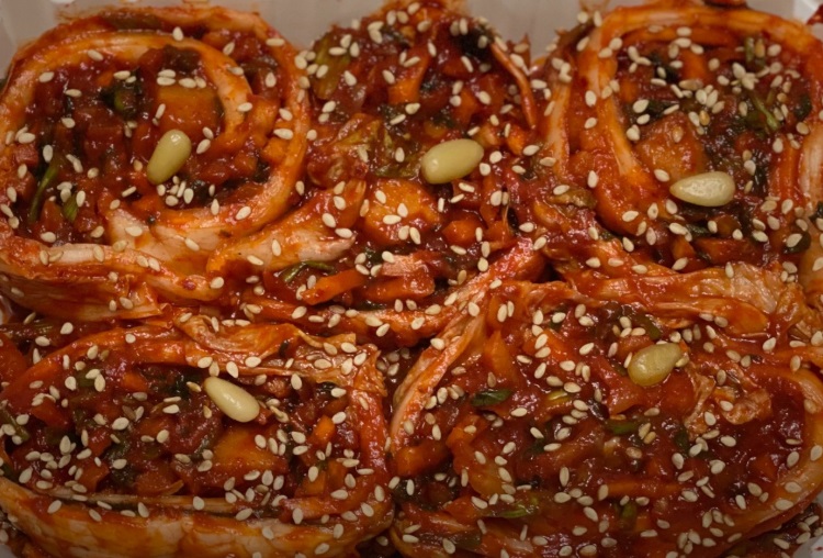 유민상-단골밥집-이필당족발보쌈-꽃김치