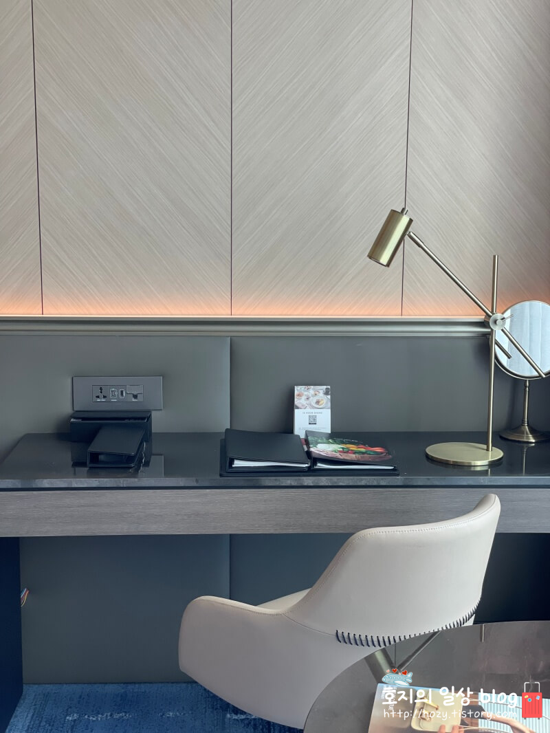 페어몬트 앰배서더 서울 시그니처 스위트룸 침실 책상