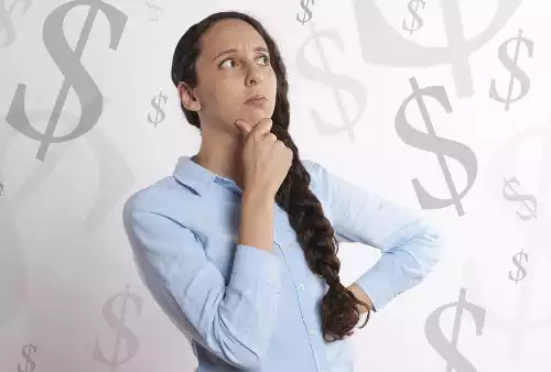 급여 관리를 고민하는 여성이 생각에 잠긴 모습, 배경에 달러 기호가 있는 이미지