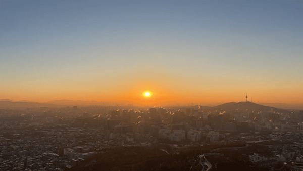 인왕산 성곽길에서 바라본 서울 도심 일출과 롯데타워