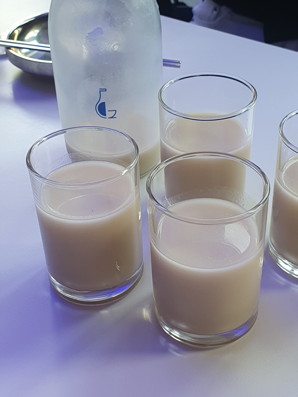 송리단-막걸리와-유리잔