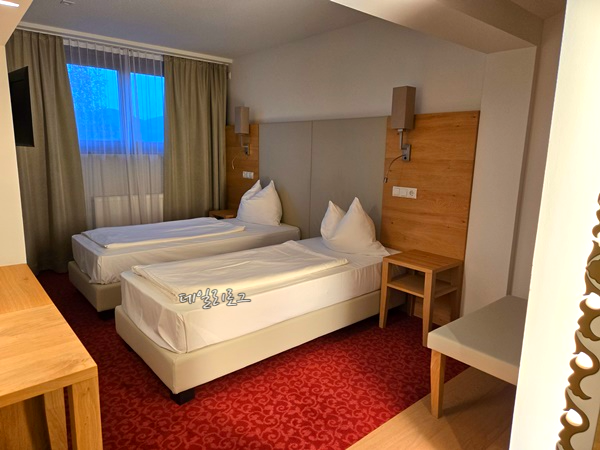 호텔_룸_침대