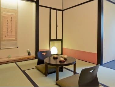 타다미 위에 좌식의자와 낮은 테이블이 올려져 있다.