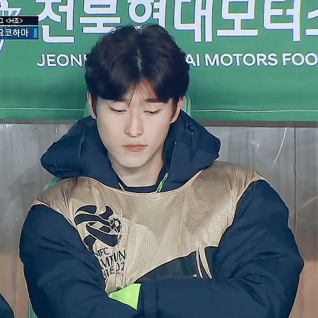 벤치 대기 중인 조규성